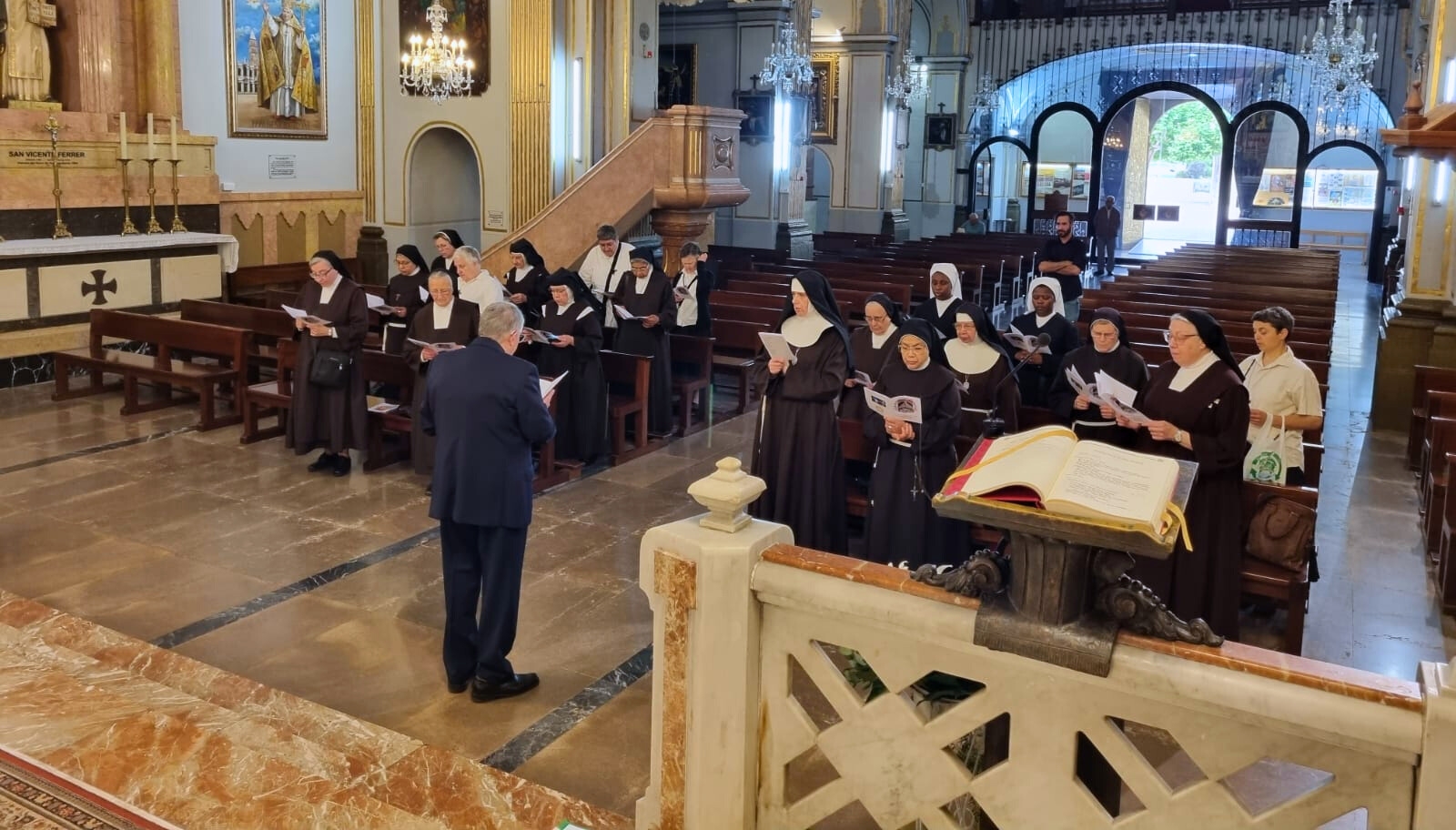 La Basílica del Lledó realiza un nuevo paso por el manto de la Virgen